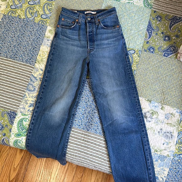 Levi’s Ribcage Medium Dark Wash Straight Leg Jeans - Picture 4 of 5